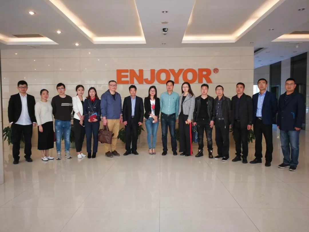 临海市电商协会应邀随临海市科技局参观杭州国家级银江孵化器以及多个众创空间学习考察