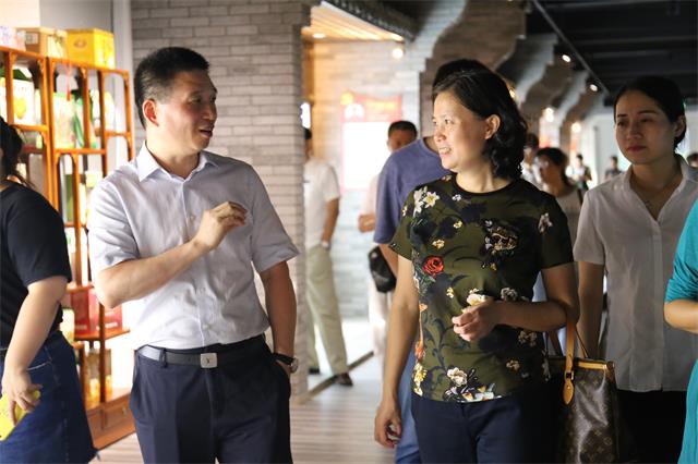 新疆建设兵团一师阿拉尔市考察团莅临浙东休闲家居城考察工会建设